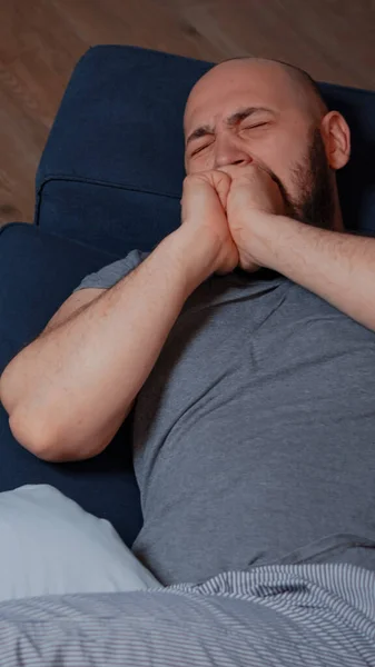 Schockierter Mann will wegen Gesundheitsdiagnose nicht aufhören zu weinen — Stockfoto