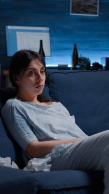 Üzgün, hayal kırıklığına uğramış, depresif kadın. Felsefi düşüncelerde kaybolmuş.