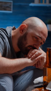 Bunalımlı bir adam ağlıyor yalnızlık, kronik yorgunluk.