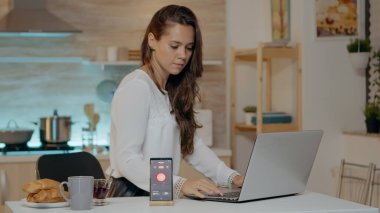 Evde çalışan serbest çalışan seslendirme komutu kullanarak ışıkları açan