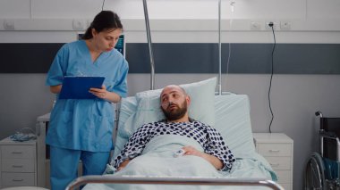 Hastalık iyileşme sürecinde hastayı izleyen pratisyen hemşire hastalık belirtileri yazıyor.