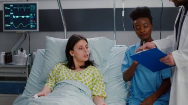 Hekimler hastalık belirtilerini izlemek için pano uzmanlığı yazıyorlar.