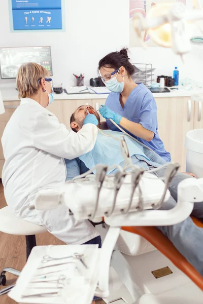病気の患者に歯痛治療を行う腫瘍科の上級医師 — ストック写真