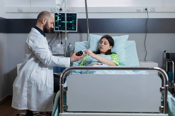 Specialista lékař kontroluje nemocnou ženu během lékařské prohlídky v nemocnici. — Stock fotografie