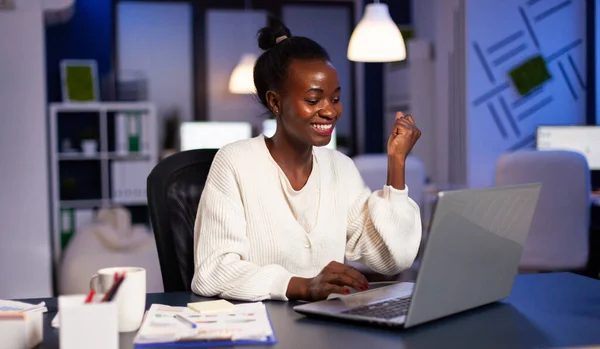 Freelancer africano feliz receving boas notícias trabalhando horas extras — Fotografia de Stock