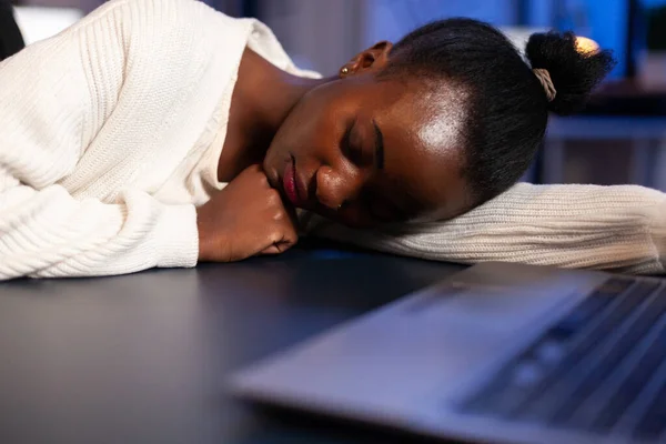 Vyčerpané přetížení africké obchodní žena usíná na stole — Stock fotografie