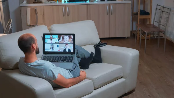 Caucásico masculino hablando de proyecto de comunicación empresarial durante la reunión de videollamada — Foto de Stock