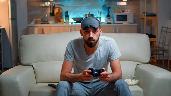 Vooraanzicht van pro gamer zitten op de bank voor de televisie tijdens het spelen van videospelletjes concurrentie — Stockfoto
