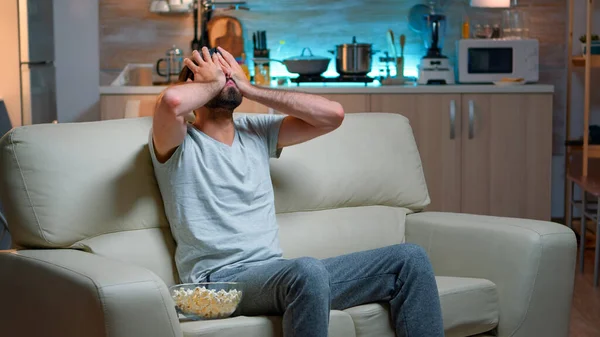 Derrote o homem jogando jogos na televisão durante a competição online — Fotografia de Stock