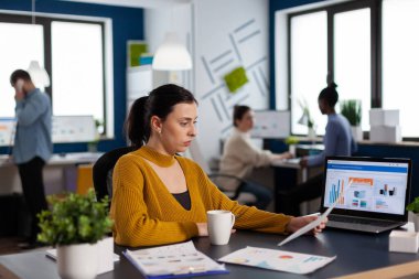 Şirketin finansal tabloları analiz eden çok ırklı insanları