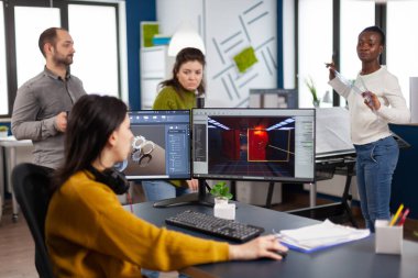 Video oyunu geliştirmek için kaba yazılım analizi yapan mühendis