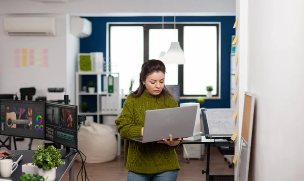 Υπάλληλος που κατέχει φορητό υπολογιστή στέκεται στο γραφείο δημιουργικών πρακτορείων — Φωτογραφία Αρχείου