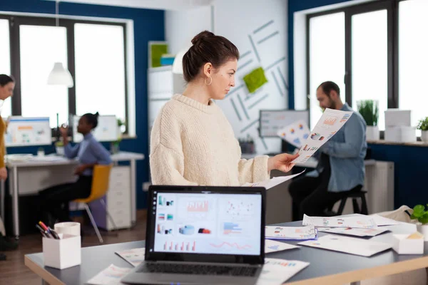 企业女企业家在新成立的公司办公室中阅读统计数字 — 图库照片