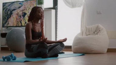 Esnek siyah kadın sabahları kas esnetip jimnastik yapıyor.