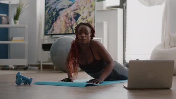 Flexibele zwarte vrouw die sport beoefent tijdens yoga ochtendtraining — Stockvideo
