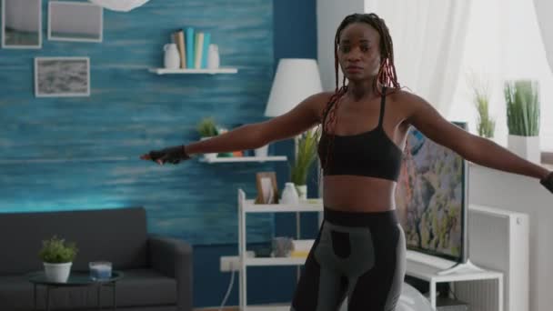 Idrottare passform svart kvinna bär sportkläder arbetar kropp muskler — Stockvideo