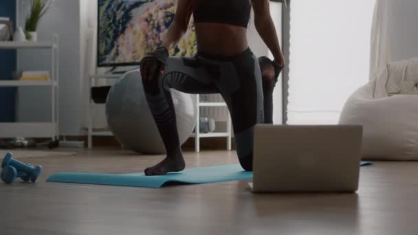 Γυμναστική γυναίκα με σκούρο δέρμα εξάσκηση γιόγκα στο σαλόνι — Αρχείο Βίντεο
