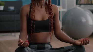 Esnek fit siyah kadın sabah sporu sırasında solunum egzersizi yapıyor.