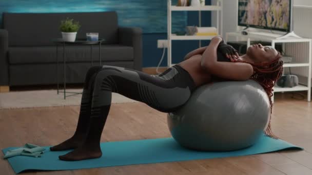 Mujer negra delgada practicando entrenamiento matutino en la sala de estar — Vídeos de Stock