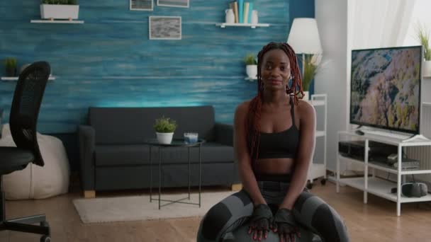 Porträtt av estetisk kvinna tittar in i kameran medan du sitter på yoga boll — Stockvideo