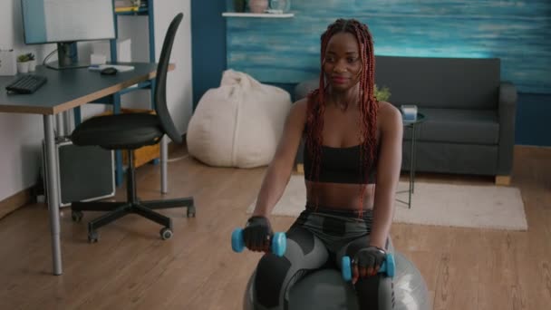 Athlétique femme noire exerçant des exercices de corps avec haltères de yoga — Video