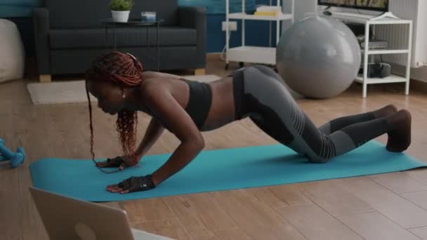Atheltic Slim fit mujer practicando deporte durante el entrenamiento matutino de yoga — Vídeos de Stock