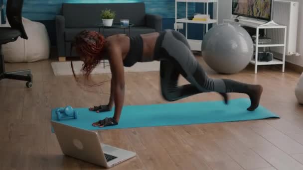 Fit μαύρη γυναίκα στα αθλητικά κάνοντας προπόνηση καύση λίπους θερμίδες προπόνηση μυών του σώματος — Αρχείο Βίντεο