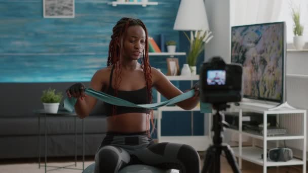 Trener szczupły czarny kobieta nagrywania online jogi szkolenia za pomocą videocamera — Wideo stockowe