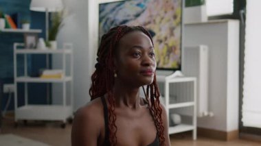 Esnek, zayıf, siyah tenli kadın solunum egzersizi yapıyor.