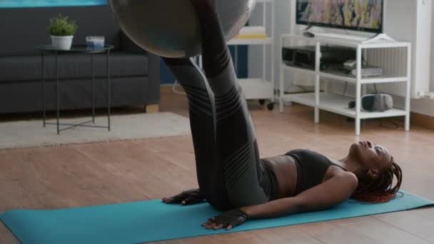 Atletische slanke zwarte vrouw pompen buikspierdruk leggen op de vloer — Stockvideo
