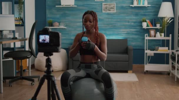 Sportowa kobieta trener rozciągający mięśnie ciała rejestrujące poranny trening jogi — Wideo stockowe