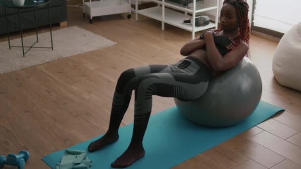 Atlética mujer negra haciendo ejercicio de fitness por la mañana en la sala de estar — Vídeos de Stock