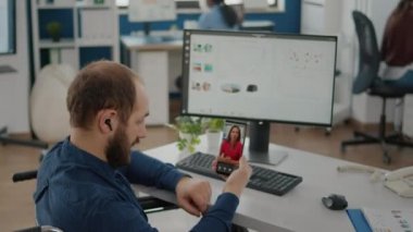 Engelli serbest çalışan uzaktan kumandalı kadın ortağıyla görüntülü konuşma yapıyor.