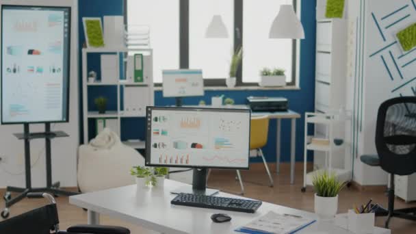 Prázdné podnikání světlé finanční kancelářské místnosti s moderním designem a invalidním vozíkem — Stock video