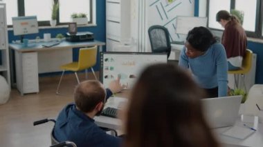 Hareketsiz meslektaşla çalışan Afrikalı muhasebeci