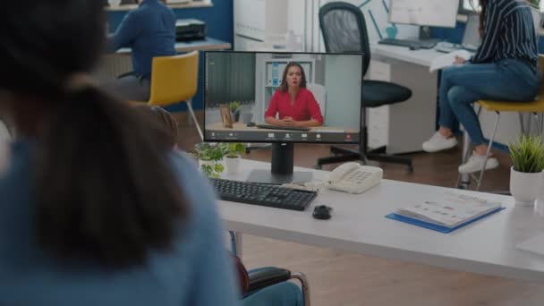 Empresario inmovilizado hablando con su compañero de trabajo durante la videoconferencia — Vídeos de Stock