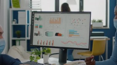 Siyahi çalışanların finansal evrimini açıklayan yüz maskeli geçersiz yönetici
