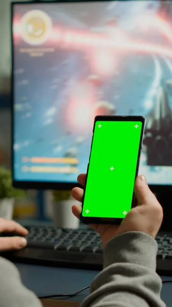 조롱의 표시로 휴대폰을 들고 집중적 인 게이머 — 스톡 사진