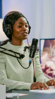 Gülümseyen sosyal medya yıldızı kameranın önünde el sallıyor.