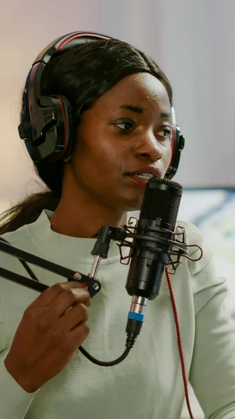Αφρικανική γυναίκα οικοδεσπότης της σε απευθείας σύνδεση δείχνουν μιλώντας στο μικρόφωνο — Φωτογραφία Αρχείου