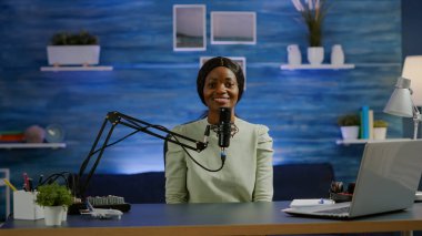 Konforlu stüdyoda çalışan Afrikalı bir vlogger portresi