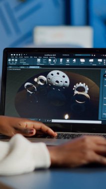 Yorgun Afrikalı tasarımcı mühendisi yeni prototipi analiz ediyor.