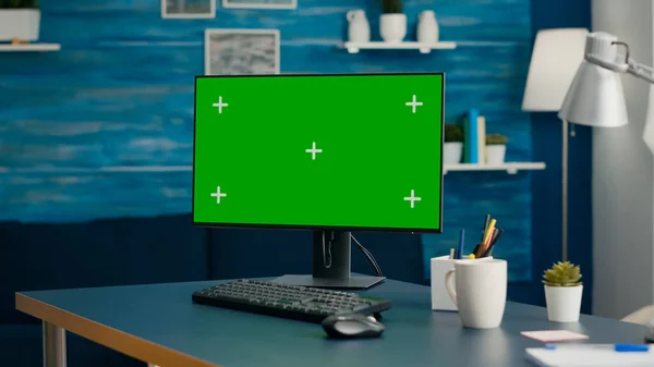 Современный компьютер с макетом зеленого экрана хрома ключ настроен для личного бизнеса — стоковое фото