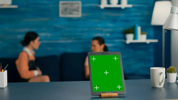 Tablet computer isolato con mock up schermo verde croma chiave in piedi sul tavolo della scrivania — Foto Stock