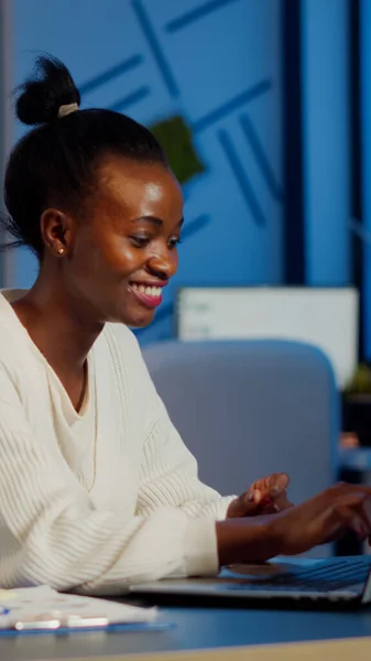 Opgewonden zwarte freelancer ontvangt goed nieuws op laptop werken overuren — Stockfoto