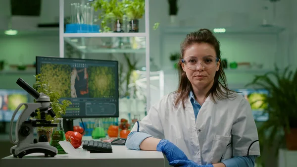 Pov de chercheur biologiste femme avec équipement médical — Photo