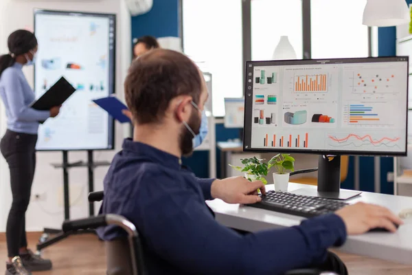 Hombre inmovilizado con máscara protectora trabajando en nueva empresa normal — Foto de Stock