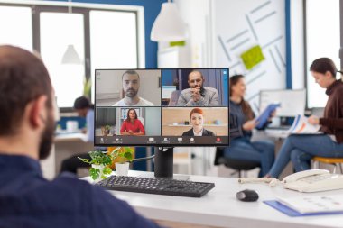 Hareketsiz girişimci proje yöneticisi tekerlekli sandalyede video konuşmasında konuşuyor
