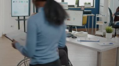 Telefonla konuşan gevşek engelli girişimci.