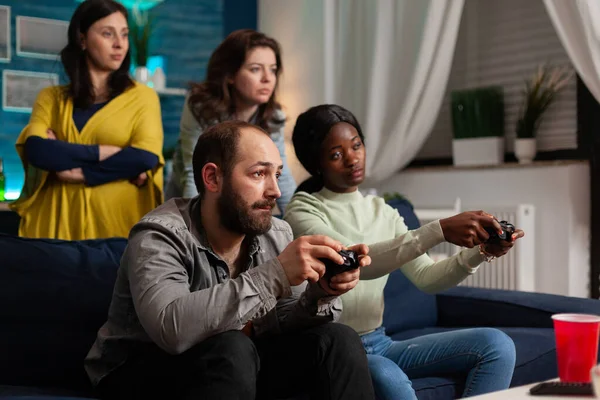 Чоловік грає у відеоігри з багатьма етнічними друзями — стокове фото